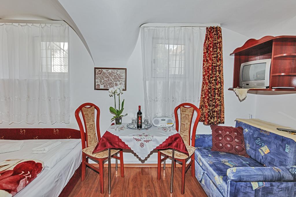 Barokk Vendeghaz Hotel Eger Buitenkant foto
