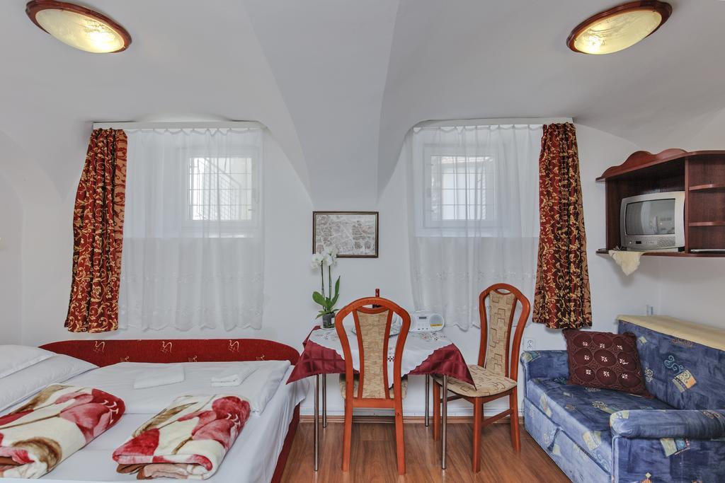 Barokk Vendeghaz Hotel Eger Buitenkant foto