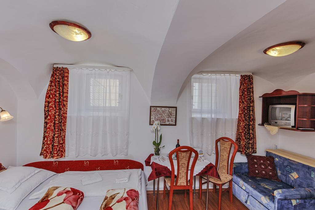 Barokk Vendeghaz Hotel Eger Buitenkant foto