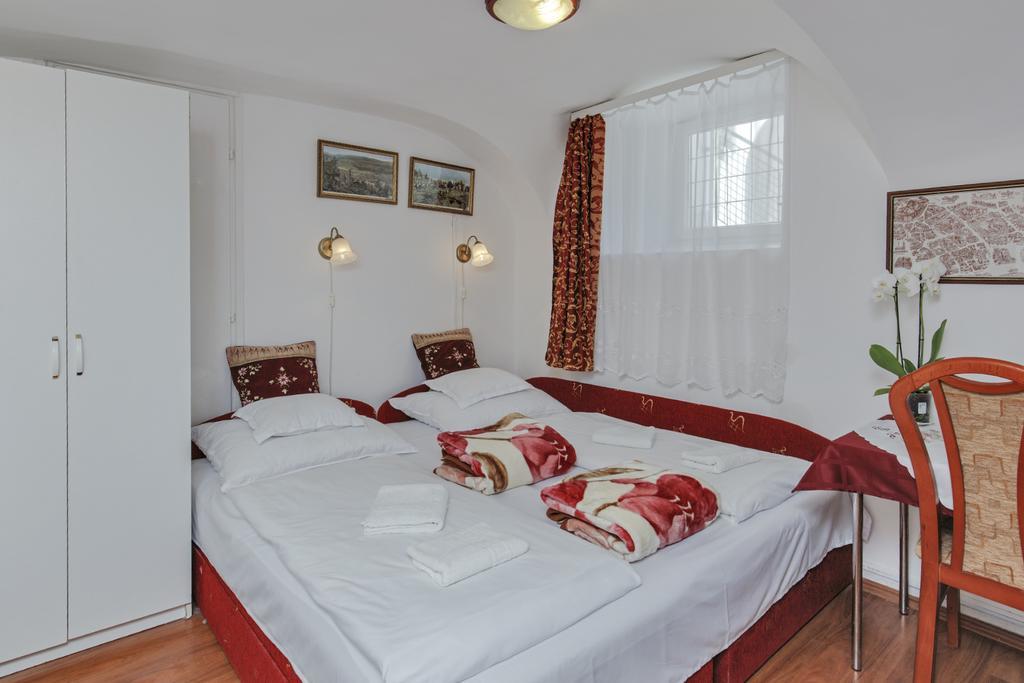 Barokk Vendeghaz Hotel Eger Buitenkant foto
