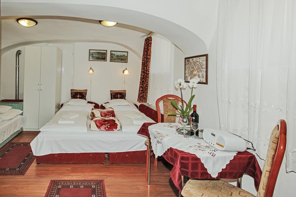 Barokk Vendeghaz Hotel Eger Buitenkant foto