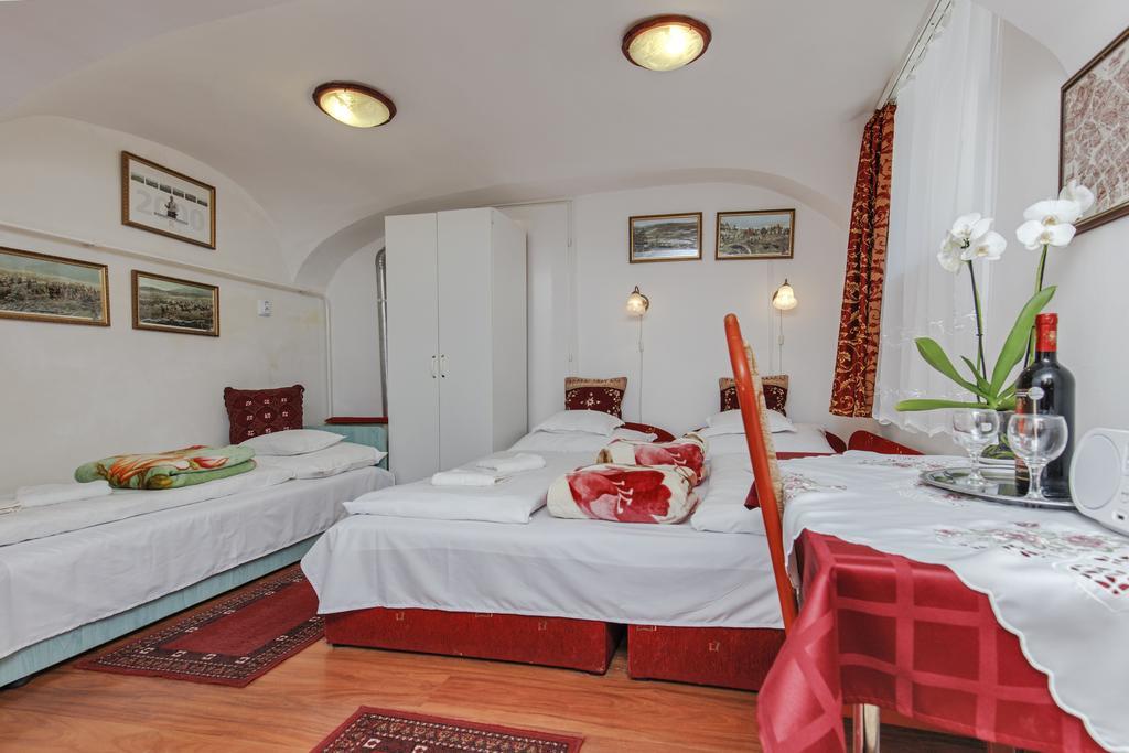 Barokk Vendeghaz Hotel Eger Buitenkant foto